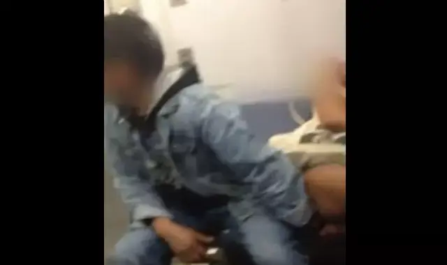 תיעוד מזעזע: הטריד מינית נוסעת שישנה ברכבת  - ואיש לא הפריע לו