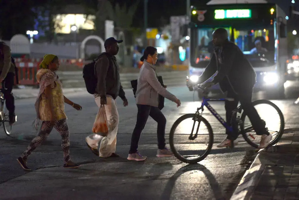 אישה הותקפה מינית בתל אביב  עוברי אורח המשיכו ללכת