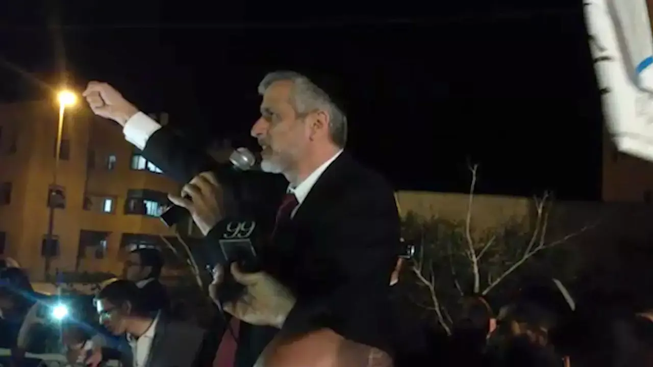 מבוכה: משליך "בקבוק התבערה" בעצרת של ישי - קרוב משפחתו