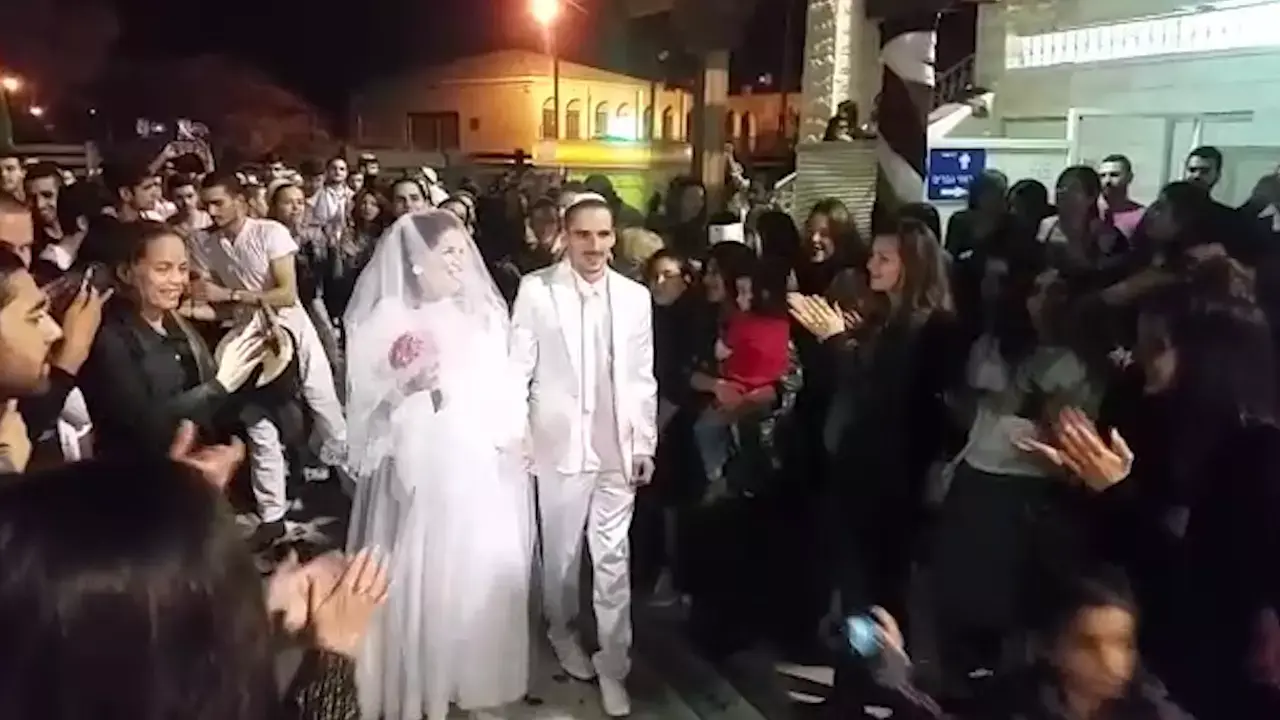 הישראלי היפה: עשרות התגייסו והפיקו חתונה לזוג יתומים