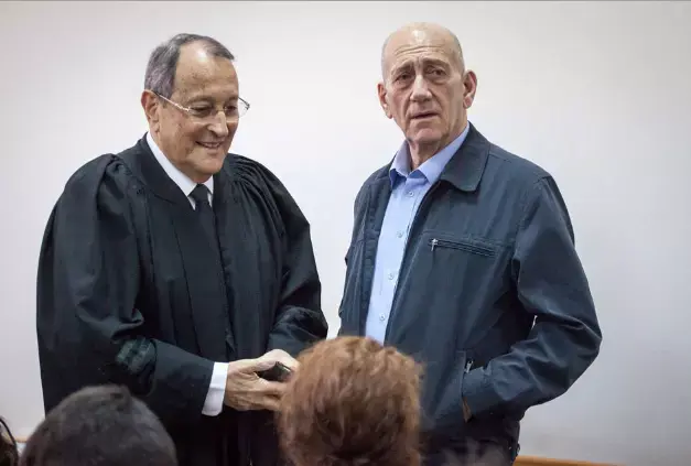 כניעה, ערעור או עסקה כוללת: האפשרויות של אולמרט ביום שאחרי