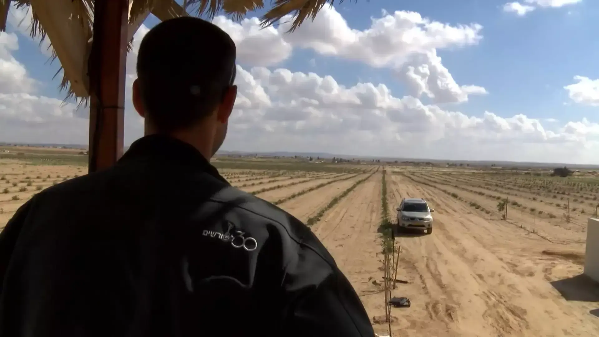נאחזים בקושי - תושבי רתמים במלחמה נגד ונדליסטים