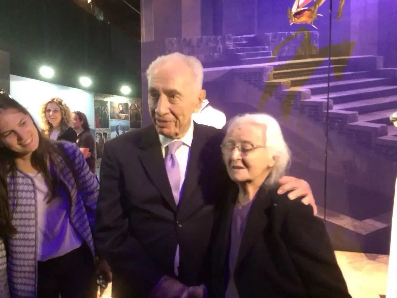 מלך האנדלים: שמעון פרס מבקר בתערוכת "משחקי הכס"