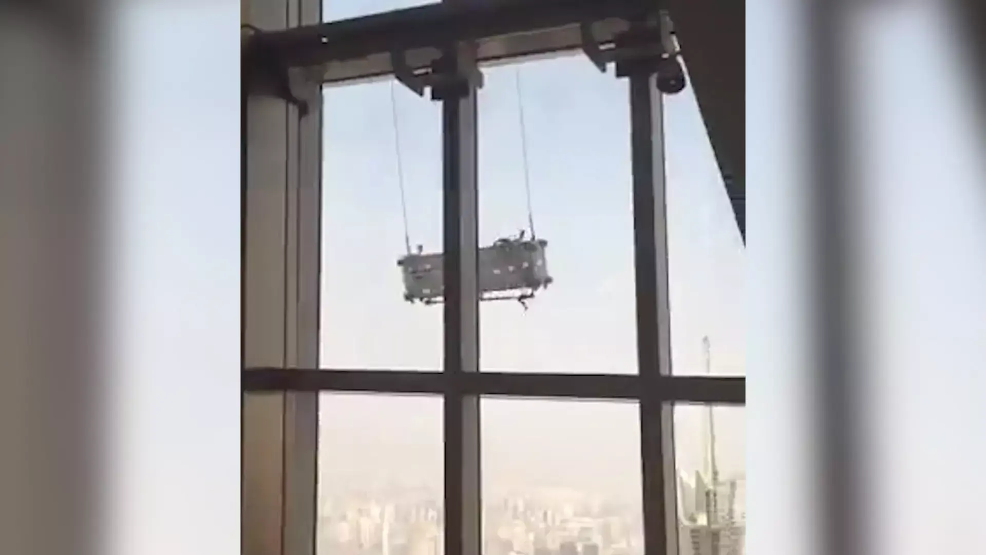 החדשות בדקה: צפו ברגע המפחיד בחייהם של מנקי חלונות בסין