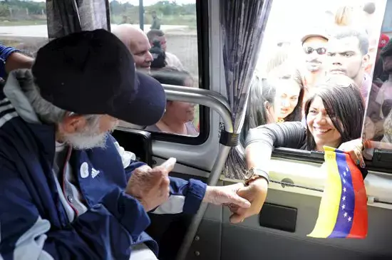 אחרי יותר משנה: פידל קסטרו נראה בציבור והזים שמועות על מותו
