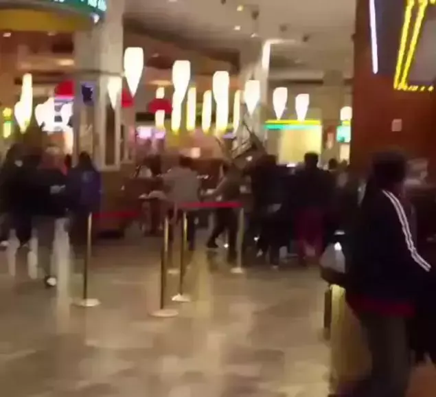 לא רק הישראלי מכוער: קטטה בהשתתפות עשרות בני אדם בקזינו