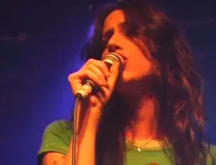 איגי וקסמן משחקת עם בובות
