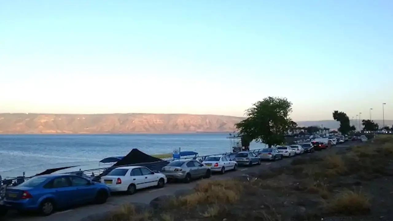 פחיות XL וקריוקי לצד משפחות שרוצות "לנקות ראש": הכנרת של פסח