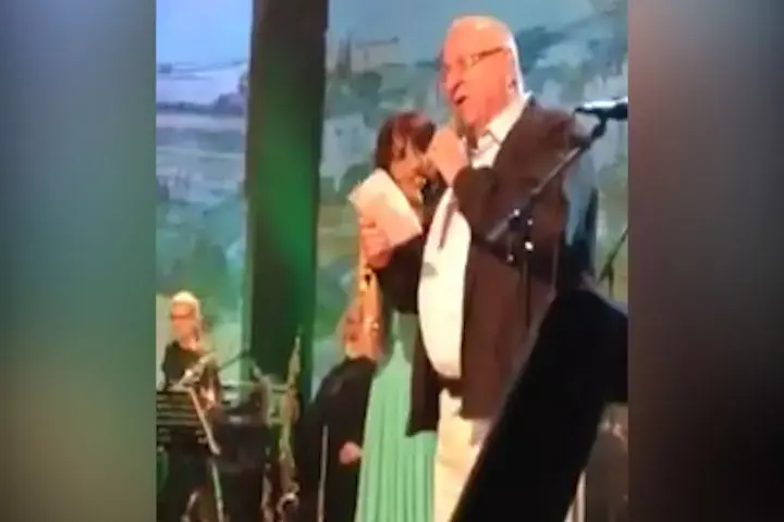 החדשות בדקה | נשיא וזמר: צפו ברובי ריבלין שר דואט