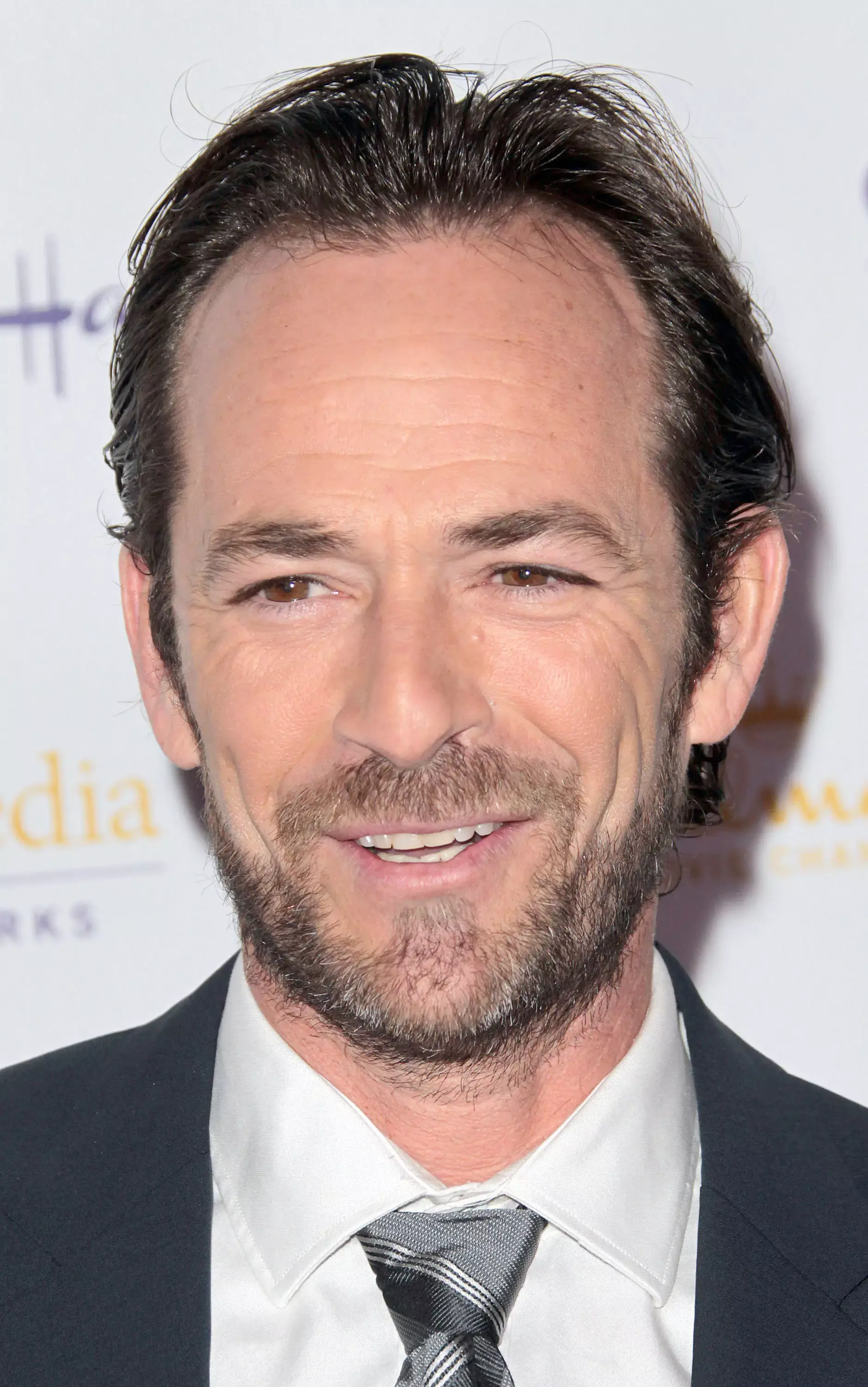 דיווחים בארה"ב: לוק פרי, כוכב "בוורלי הילס 90210" ו"ריברדייל", עבר אירוע מוחי קשה