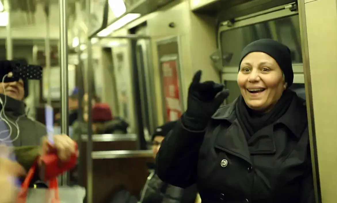 החדשות בדקה | צפו: נסיעה ברכבת התחתית הפכה למסיבה סוערת