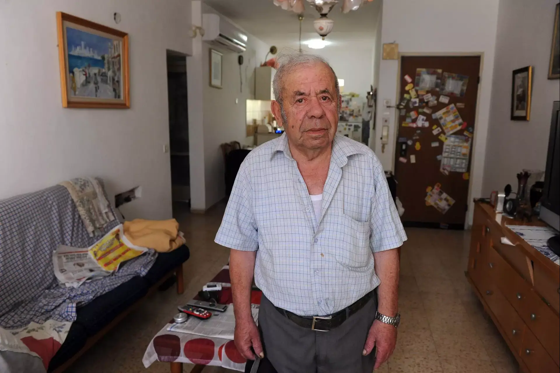 שקופים: האנשים שיושבים עכשיו בבית, לבד