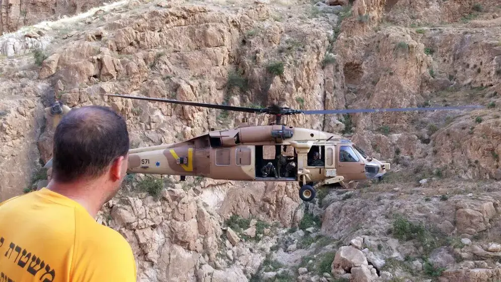 פעולות לחילוץ חמישה מטיילים שנתקעו ללא מים ליד עובדה