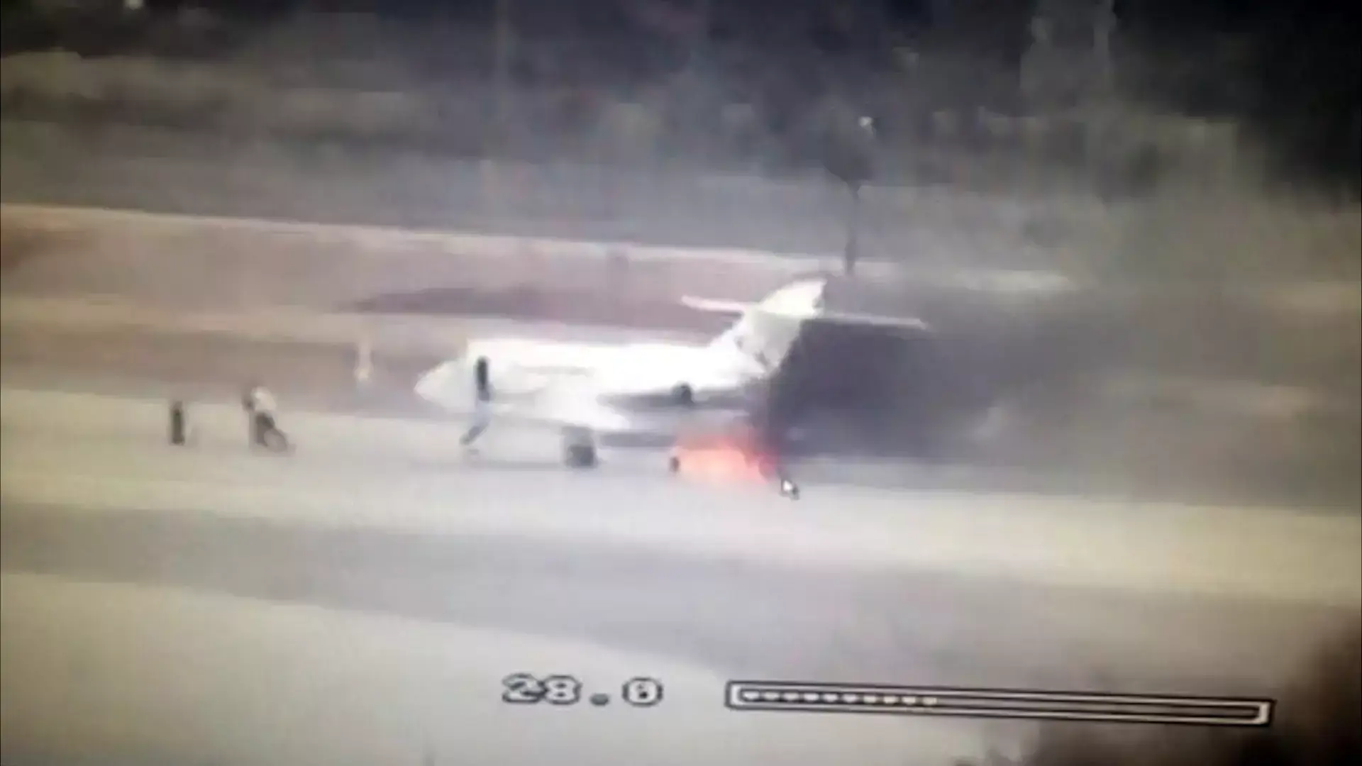 תיעוד: מטוס קל עולה באש בנתב"ג, הנוסעים נמלטים