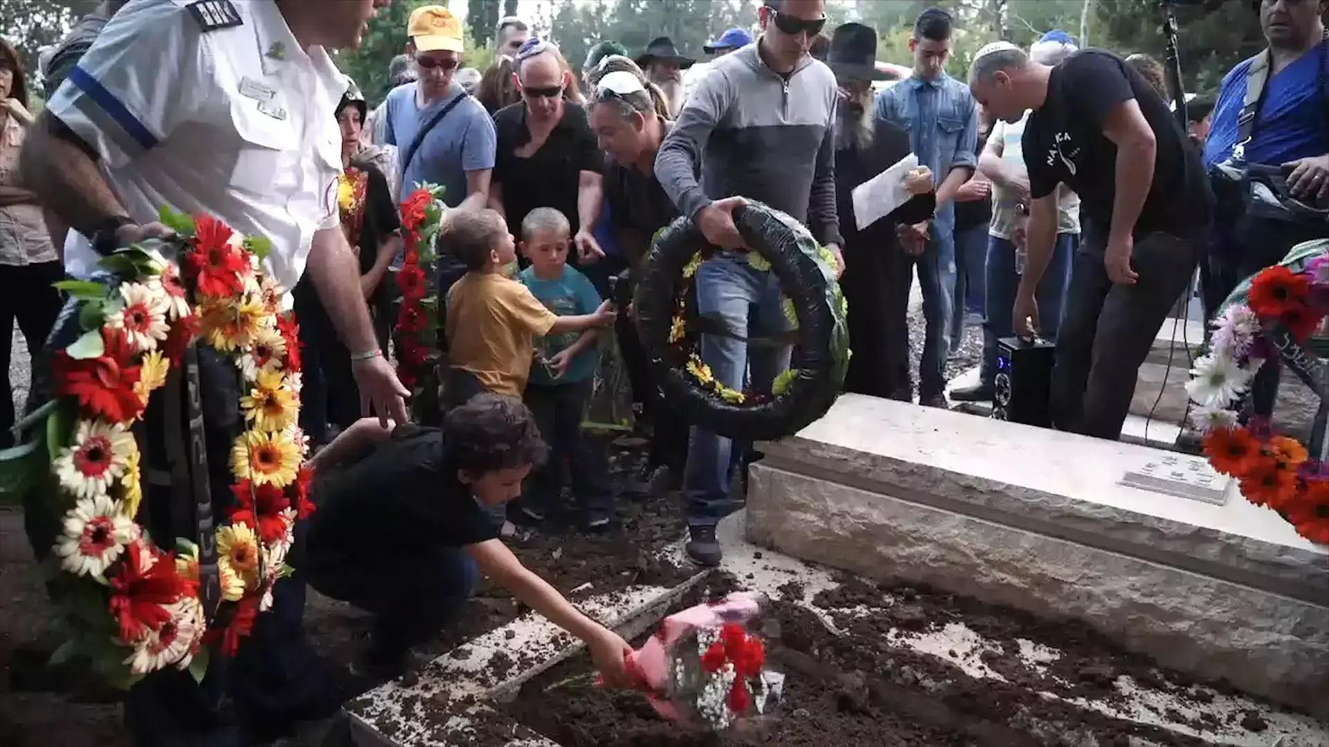 מאות השתתפו בהלוויית חולת הסרטן שריגשה את המדינה