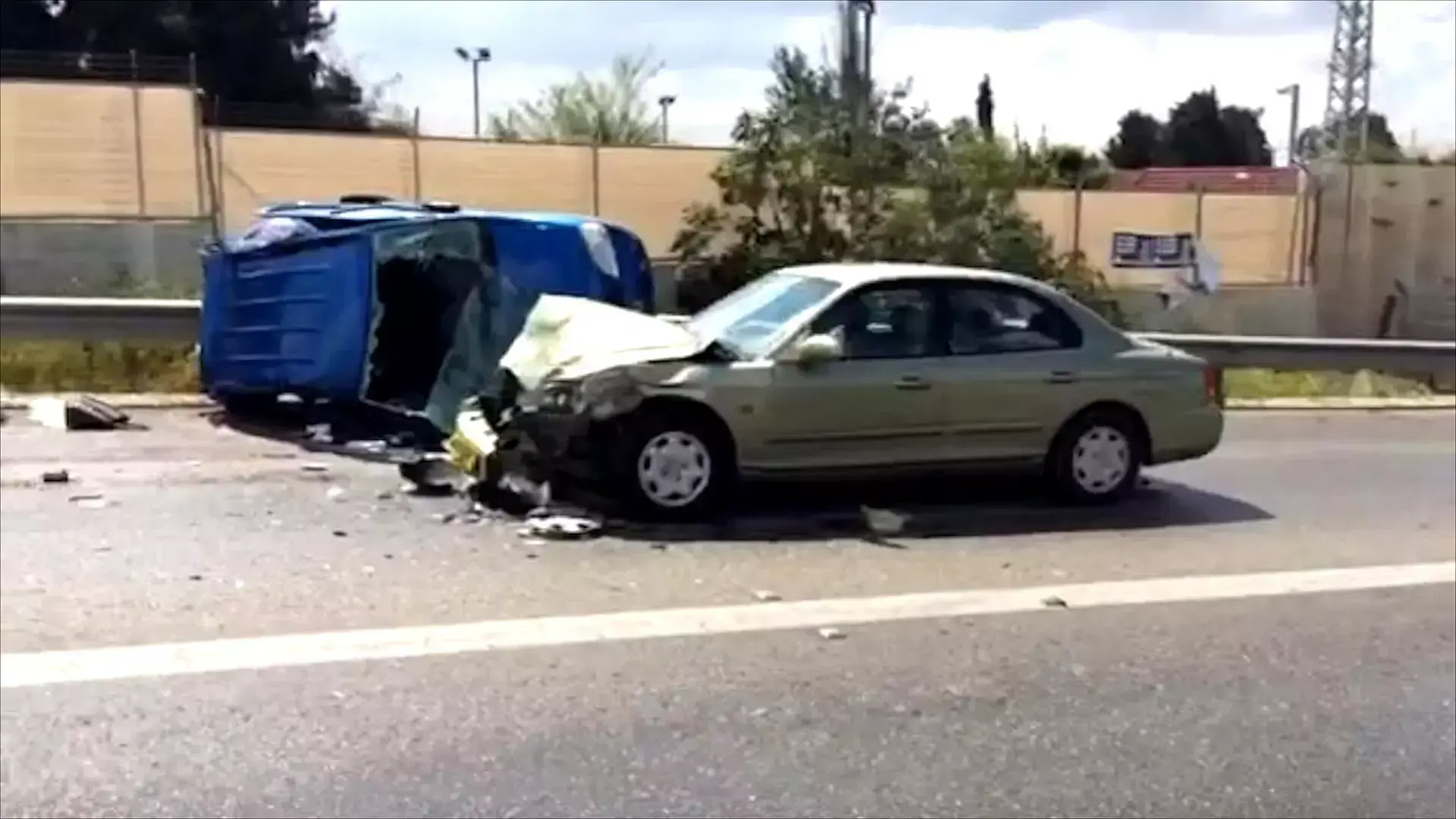שוטר נהרג בהתהפכות ניידת בירושלים; אישה נהרגה בתאונה בשפלה