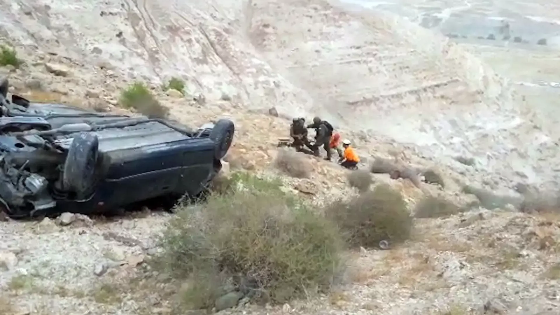 תיעוד: מסוק מחלץ אדם שהתהפך עם ג'יפ באזור ים המלח