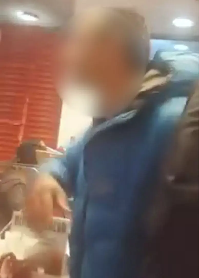 הישראלי המכוער בפיצריה: "אני אחכה לך בחוץ, יא מזדיין"