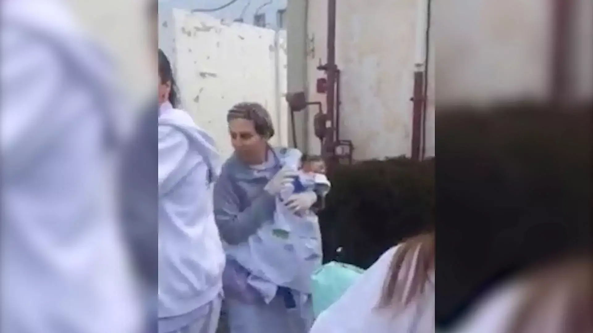 צפו: אישה כרעה ללדת, הובהלה לבית החולים - וילדה ברכב בחנייה