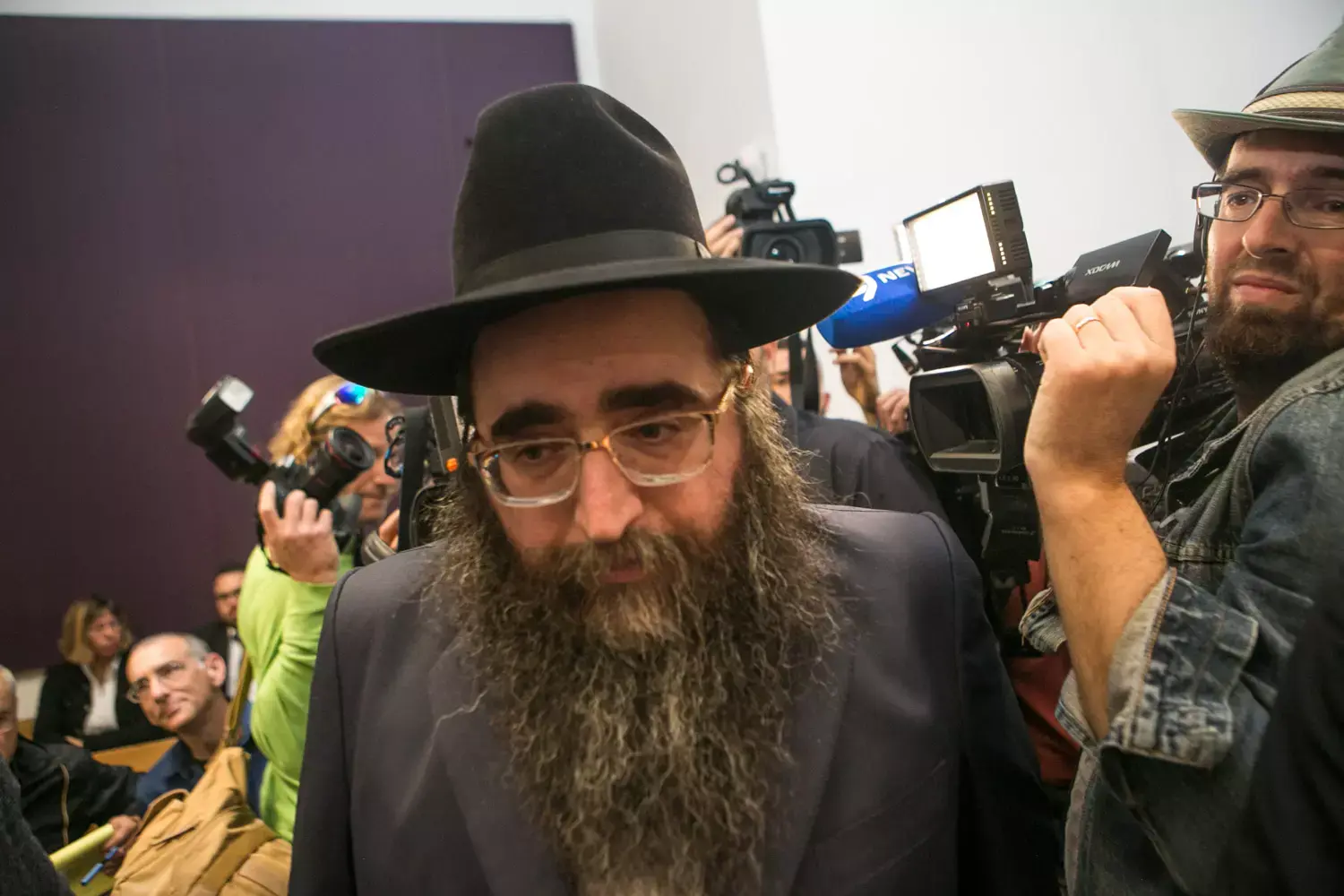 האם הרב יאשיהו פינטו יסבך את עוזרו ואיש אמונו?
