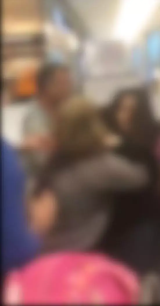 תיעוד: הישראלי המכוער משתולל בקניון  גם ממצלמת האבטחה