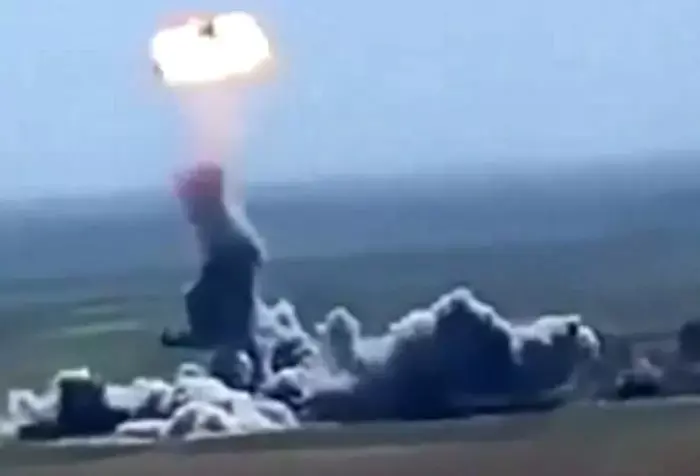 תיעוד נדיר: מכונית תופת של דאעש מתפוצצת באוויר - עם המחבל