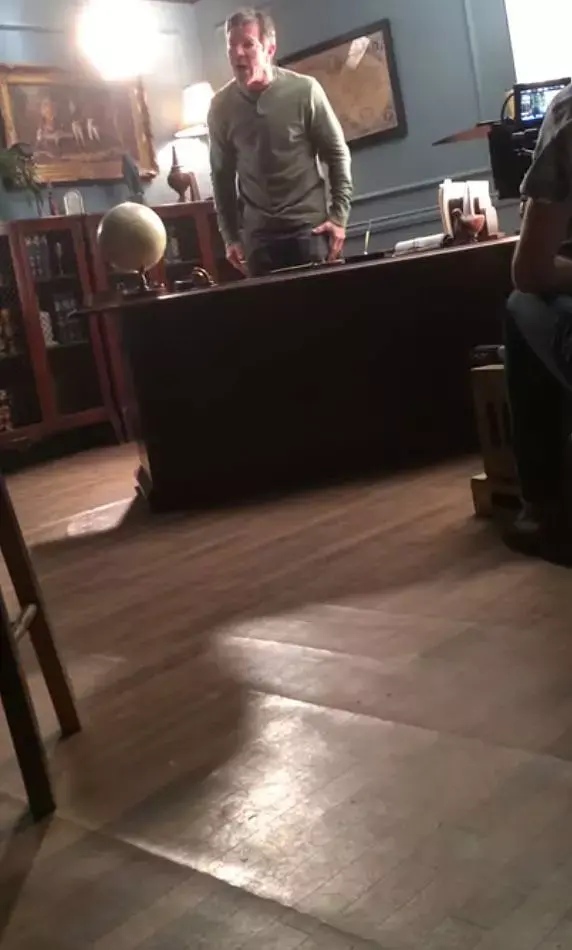 צפו: דניס קווייד בהתקף זעם על סט הצילומים