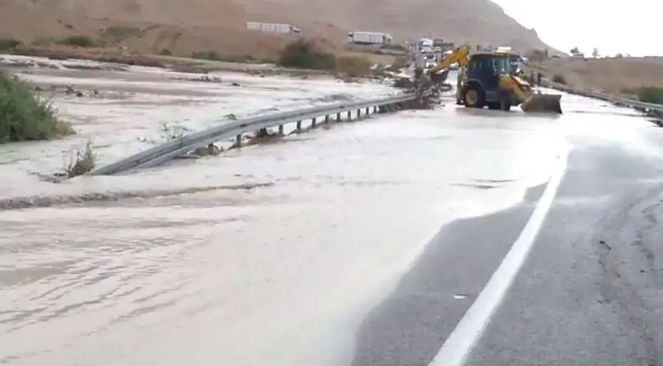 "רטובים ומבוהלים": עשרות נהגים נתקעו בהצפות בירושלים