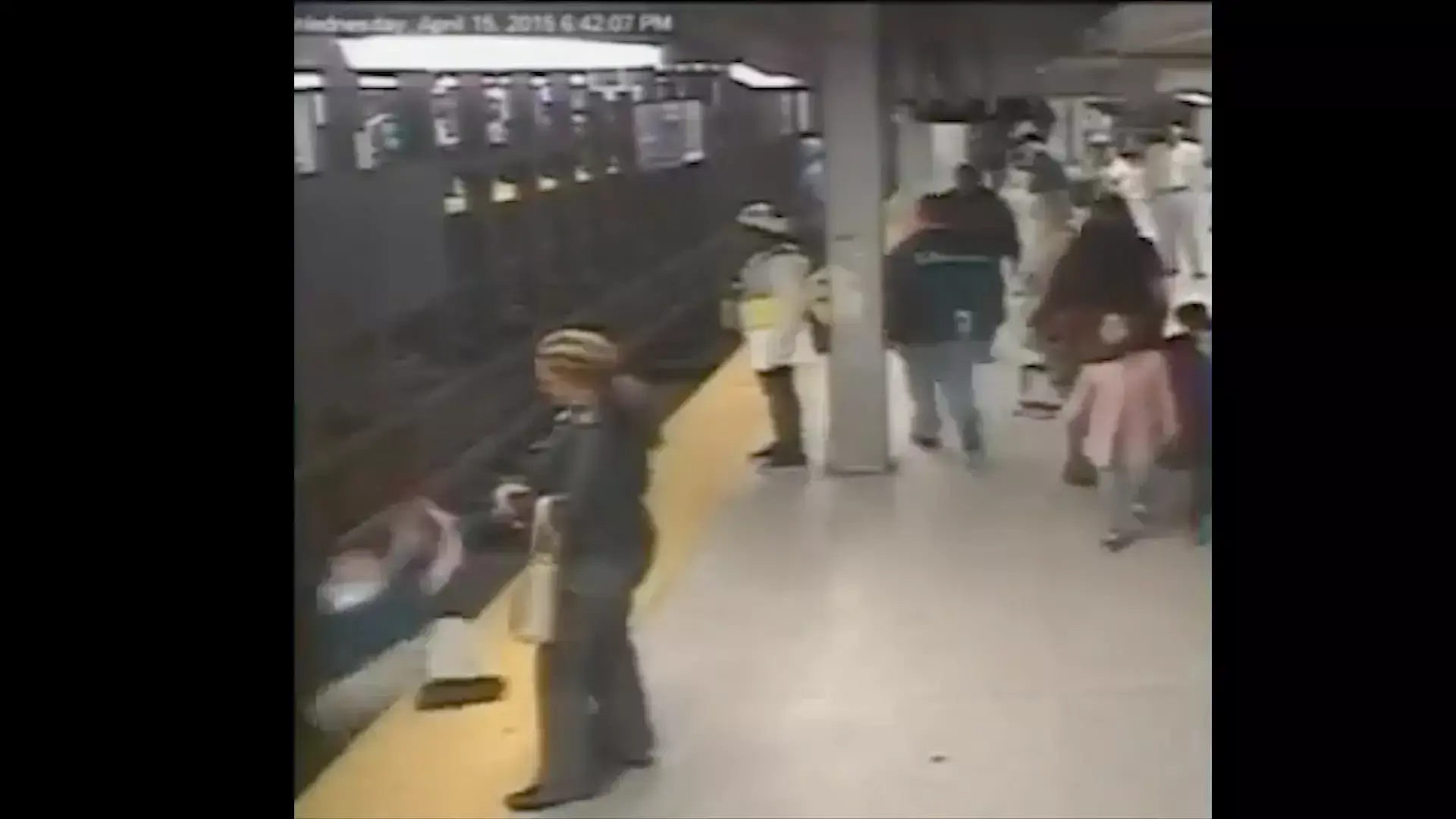 צפו: נוסע הציל גבר שנפל לפסי הרכבת בפילדלפיה