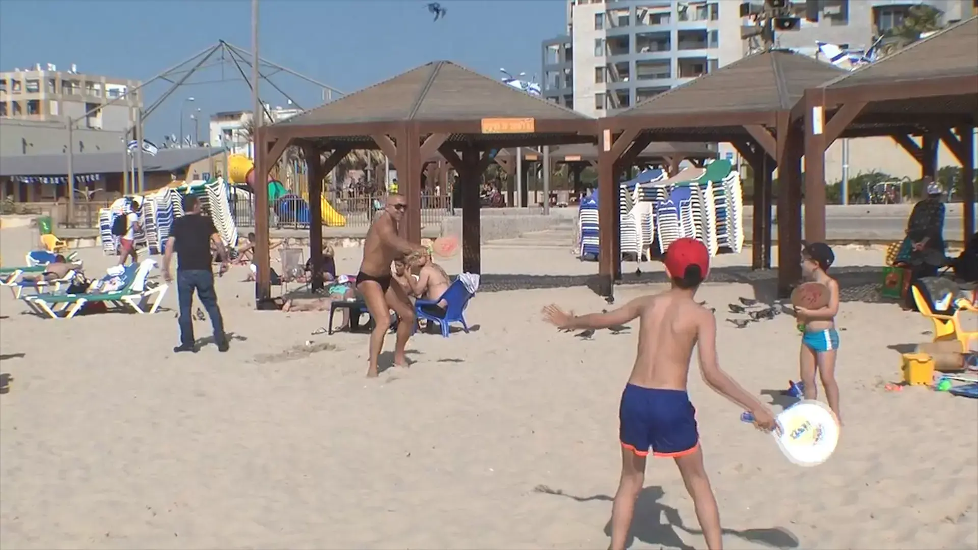 עונת הרחצה נפתחת - אך בחלק מחופי תל אביב עדיין יש שיפוצים
