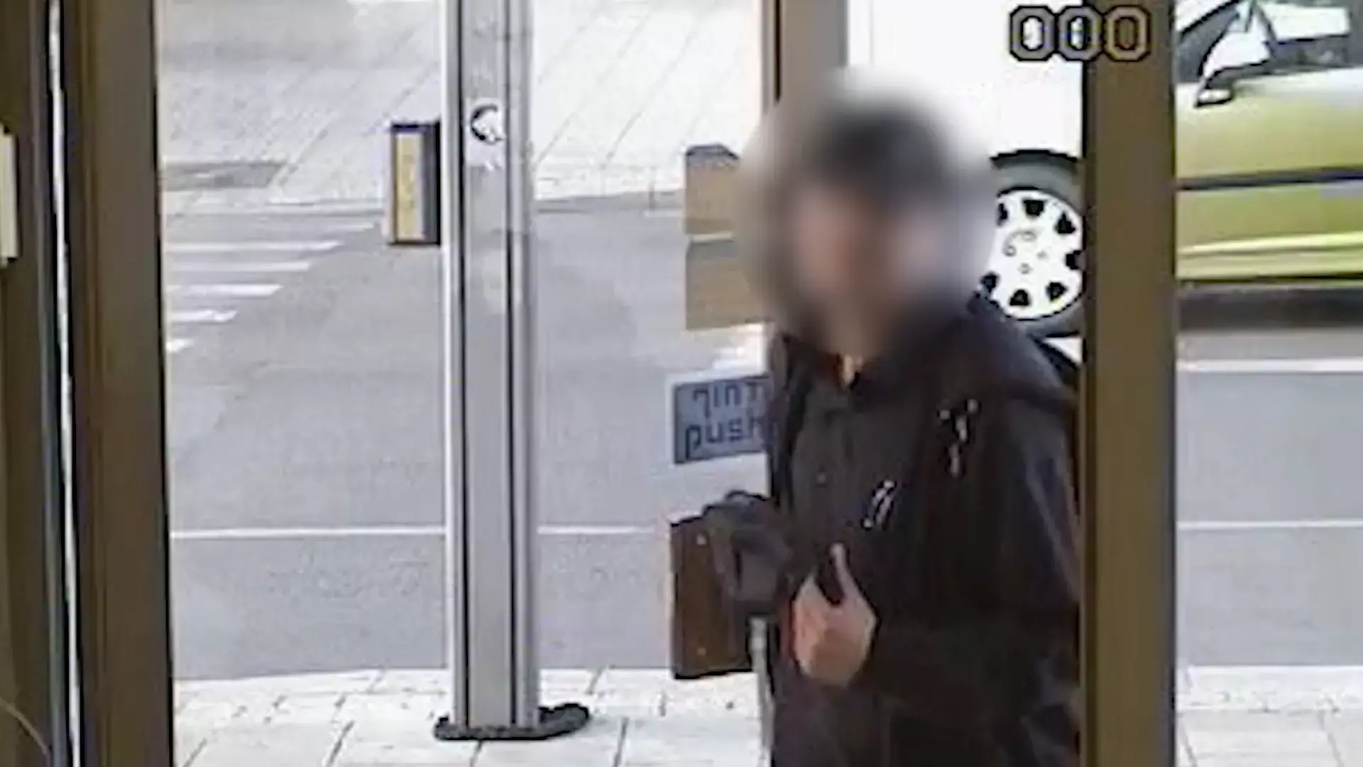 אחרי שפורסמו תמונותיו: "השודד הנחמד" הסגיר את עצמו באדיבות