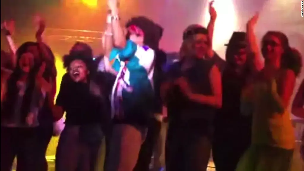 תיעוד מפחיד: הבמה קרסה באמצע הופעה של תלמידי תיכון