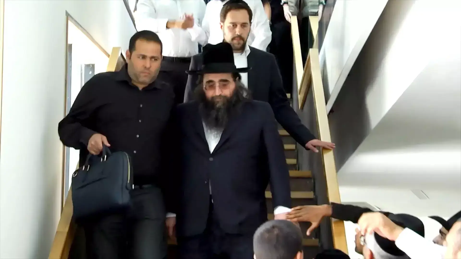 עיתונאי, אם שכולה ואלמנה: עדי האופי של הרב פינטו