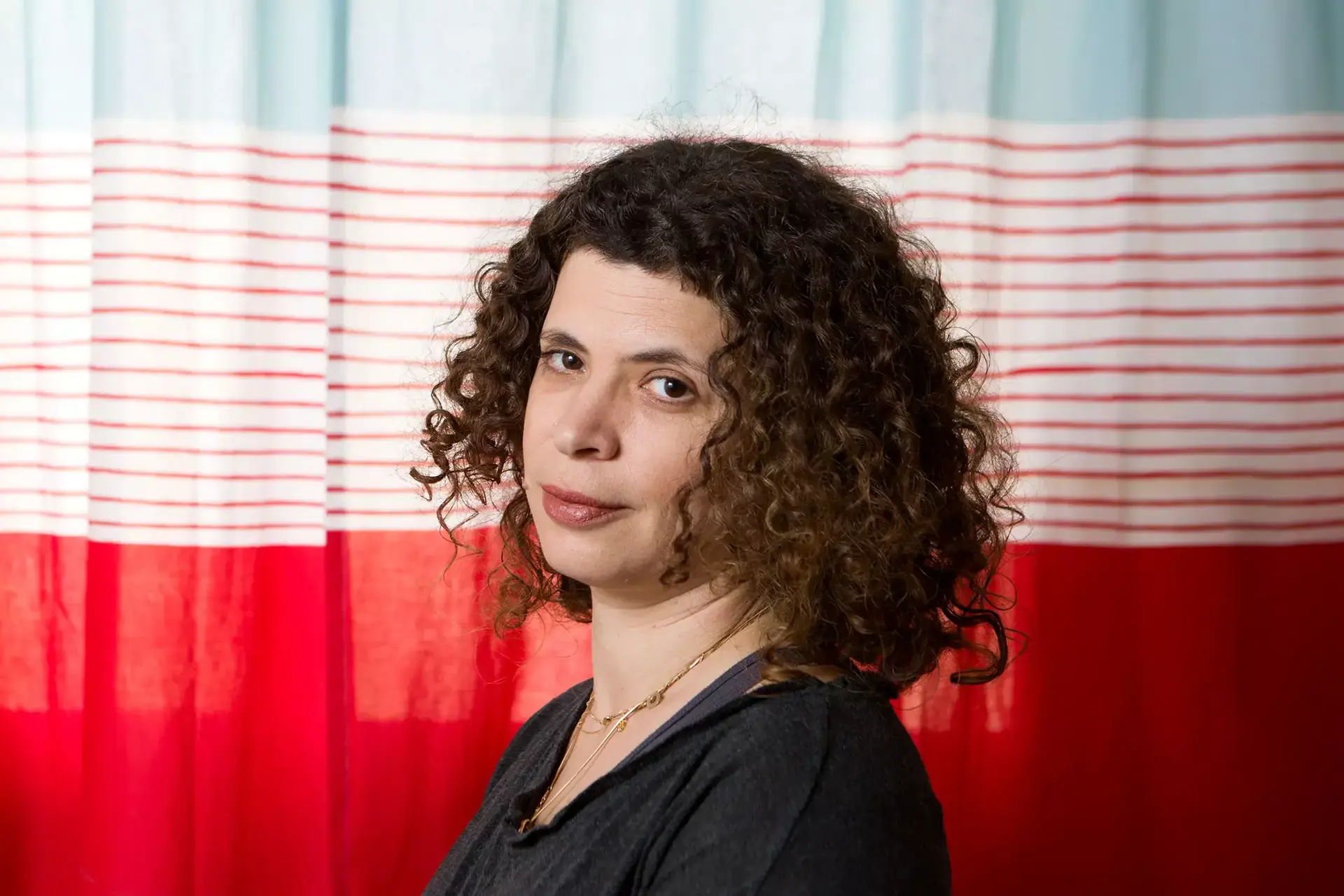 אני צופה בשלושת הזחוחים - ונשרפת מבפנים