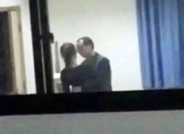 מורה פוטר אחרי שצולם כשהוא מנשק תלמידה בת 16