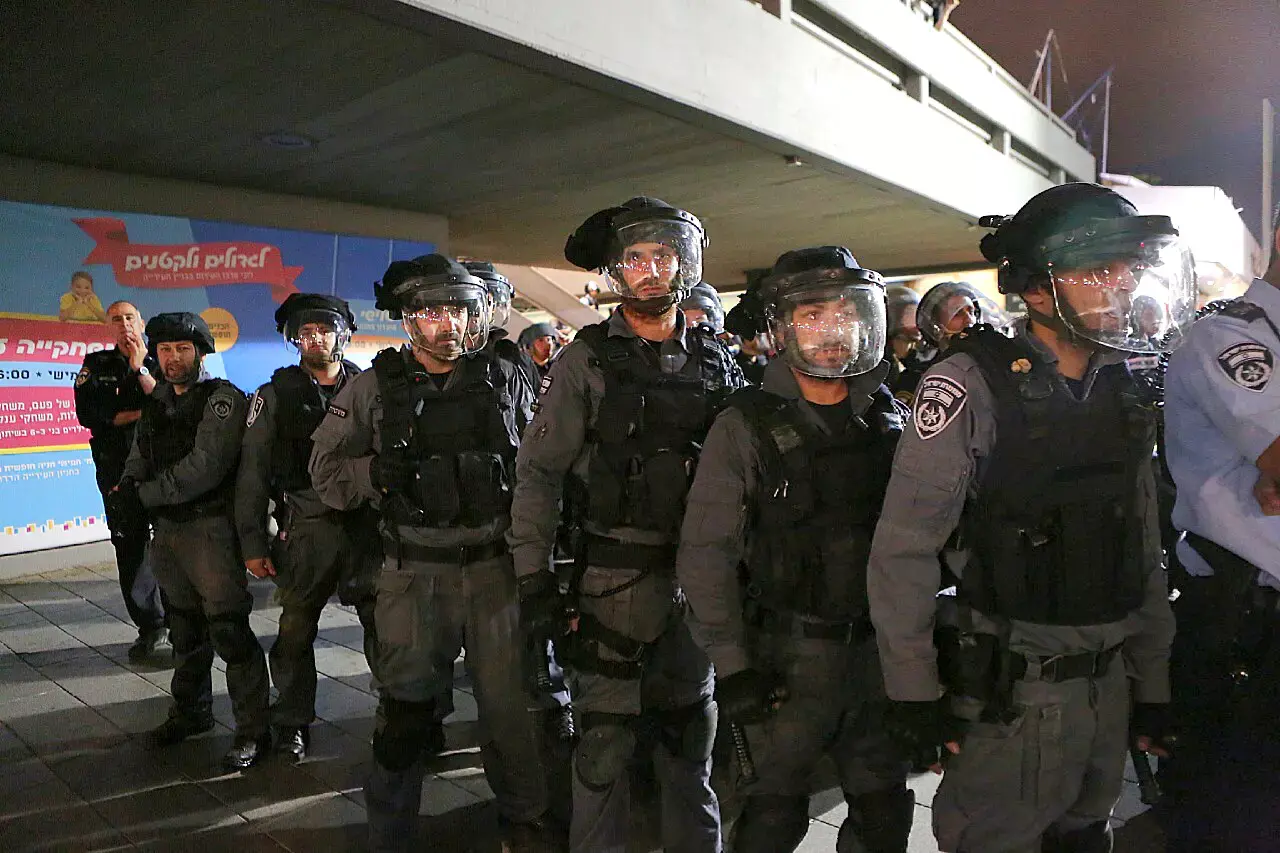 החל מהשנה הבאה: שוטרים יענדו מצלמות גוף "להגברת השקיפות"