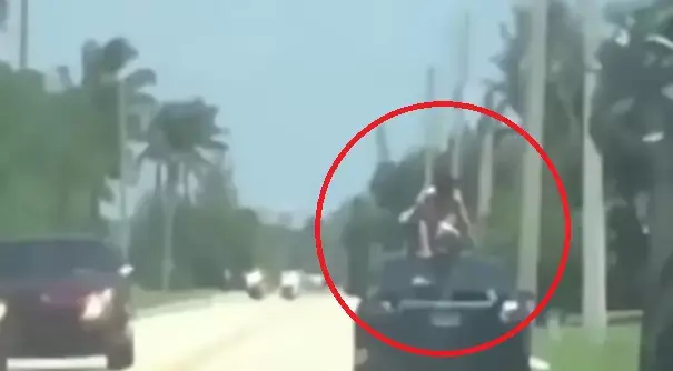 צפו: הנוסעים נדהמו - צעיר ניסה לפרוץ לרכב מהגג