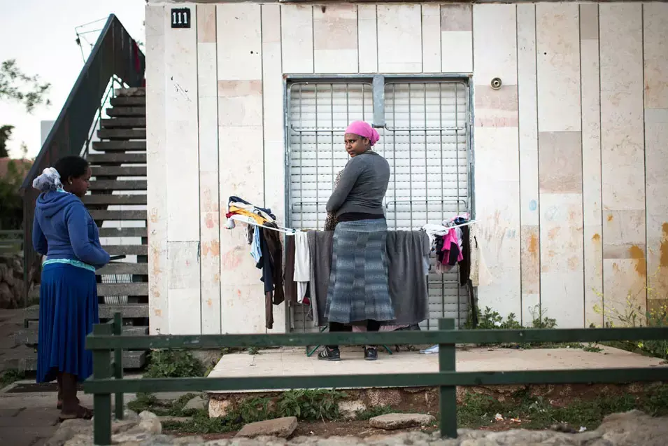 משפחות מצטופפות בחדר, גנים מופרדים ושום תקווה להתקדם