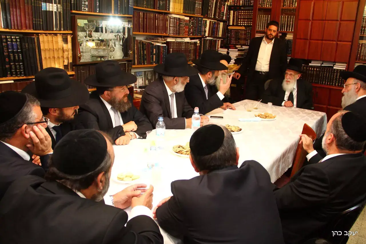 עקב פתיחת המרכולים בשבת: המנהיג הרוחני בש"ס מאיים - נפרוש מהממשלה