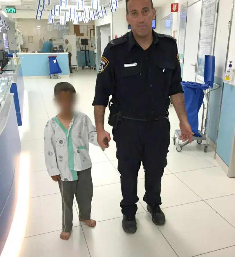 "קורע לב": שוטר אסף מהכביש ילד נטוש שסבל מהתעללות