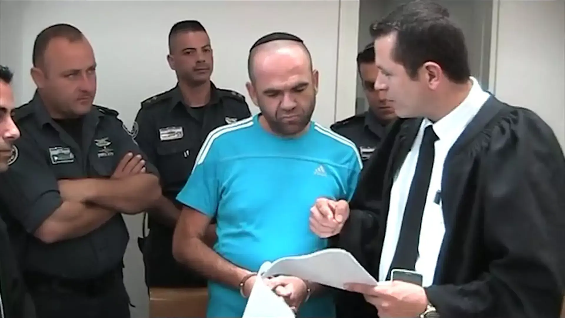 "זיו אלוש חבש פאה ומשקפיים - וירה לעבר ביתו של מיכאל מור"