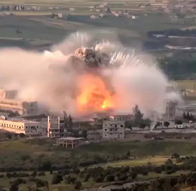 תיעוד: מכונית תופת מתפוצצת ליד מבנה שבו נצורים כוחות אסד