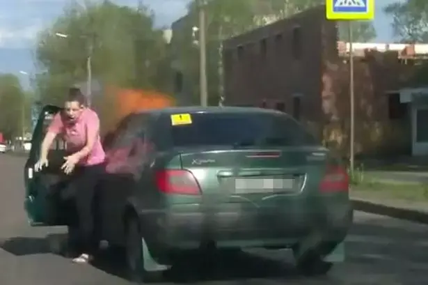 צפו ברגע מפחיד: נהגת הדליקה סיגריה ברכב וזה מה שקרה