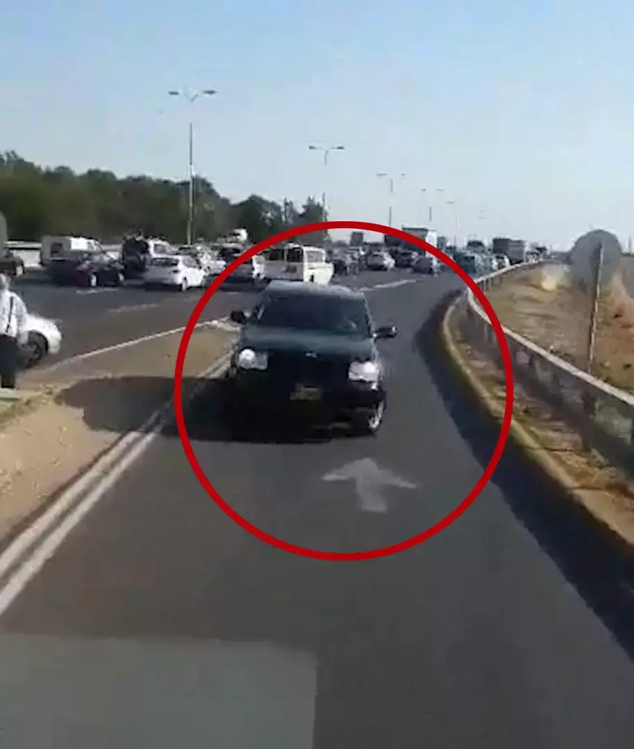 תיעוד: כלי רכב נוסעים בכביש החוף נגד כיוון התנועה כדי לעקוף פקק