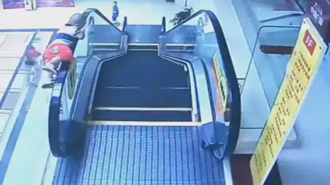 קשה לצפייה: ילד בן שנתיים נפל מהמדרגות הנעות - ונשאר בחיים