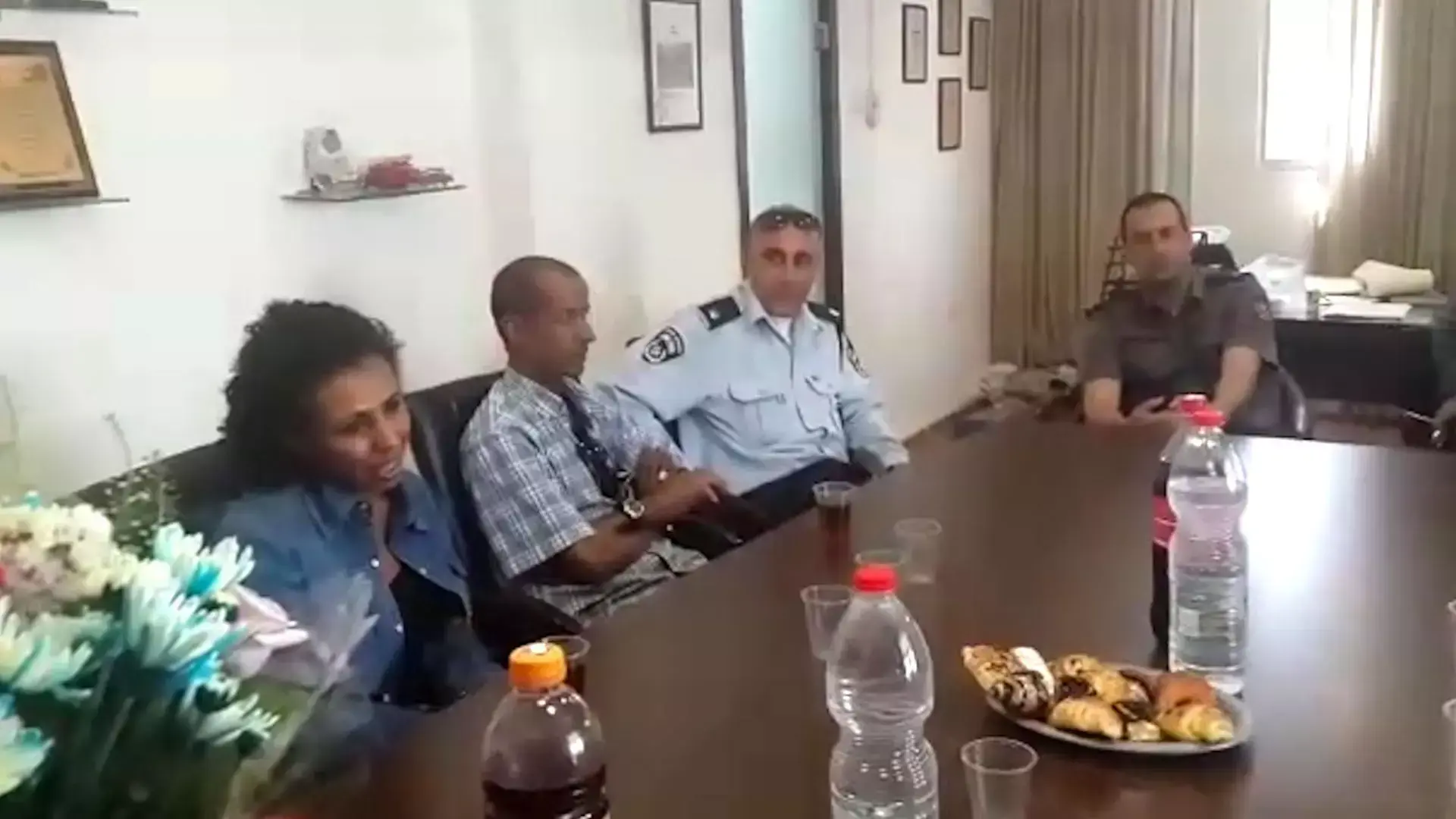 האישה שחולצה מהלהבות נפגשה עם הכבאים: "תודה שהצלתם את חיי"