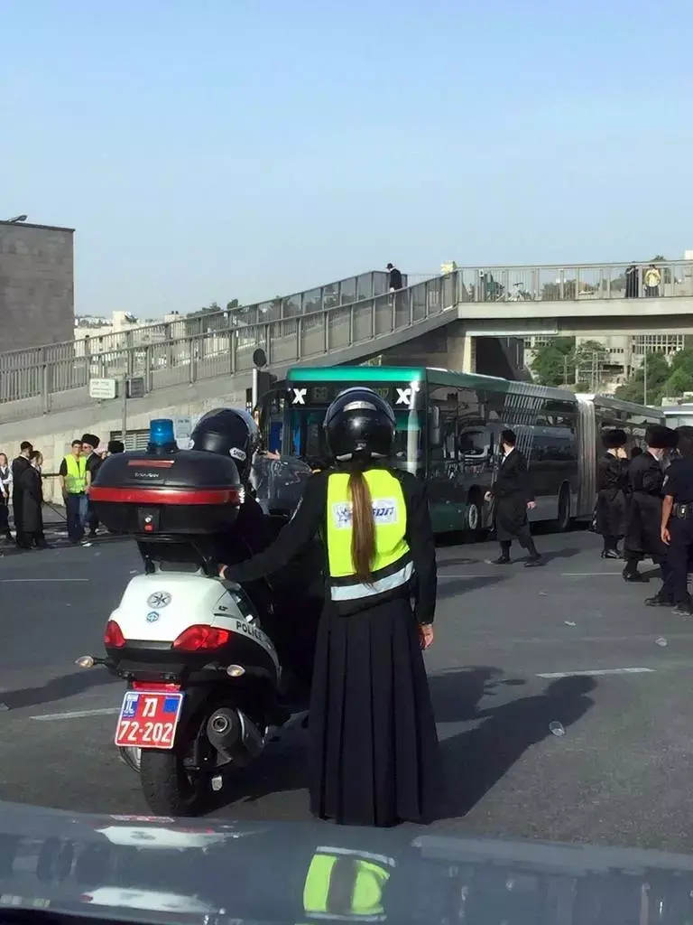 סערה ברשת: מדוע לבשה השוטרת חצאית בחתונת נכד האדמו"ר?