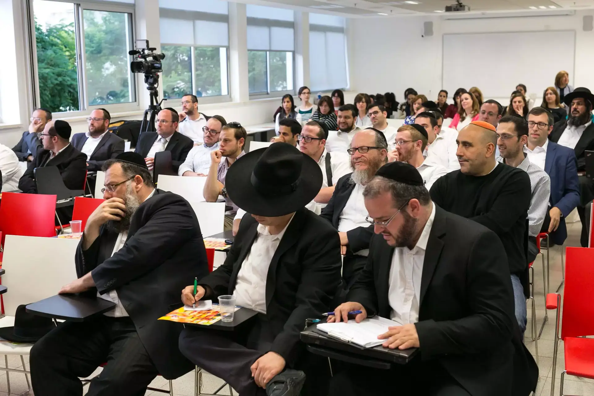 "חרדים שיצאו לאקדמיה או לעבודה מתקשים למצוא שידוך"