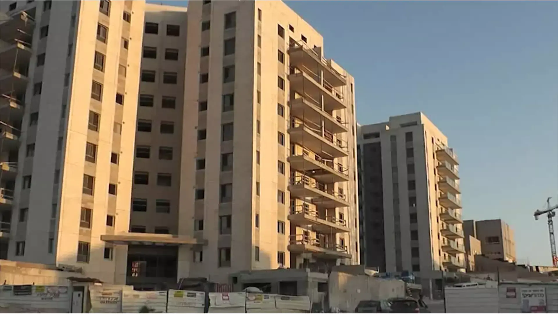 "חיים באוויר": משלמים משכנתא, קיבלו מפתח - ולא יכולים להיכנס לדירה