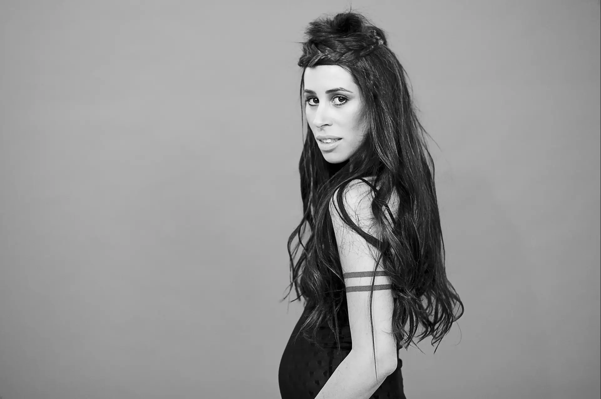 שירה חן שרה "Lonely Wild Heart". האזינו